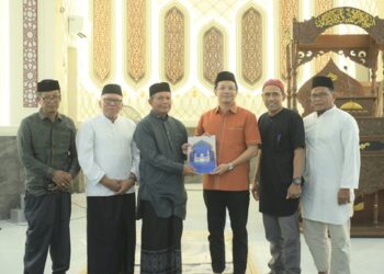 Ketua DPRK Banda Aceh Serahkan Bantuan Rp380 Juta untuk Pembangunan Masjid Taqwa Seutui