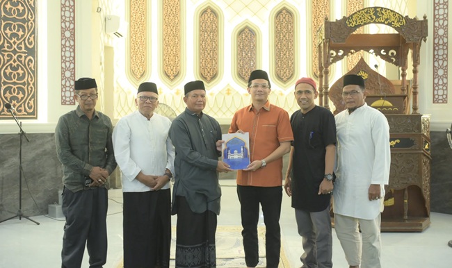 Ketua DPRK Banda Aceh Serahkan Bantuan Rp380 Juta untuk Pembangunan Masjid Taqwa Seutui