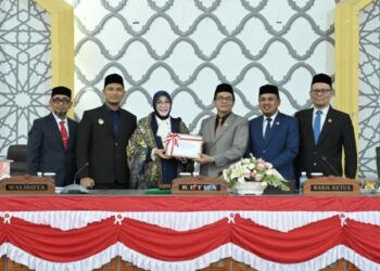 Wali Kota Banda Aceh Serahkan RKUA-PPAS Perubahan APBK 2026 ke DPRK