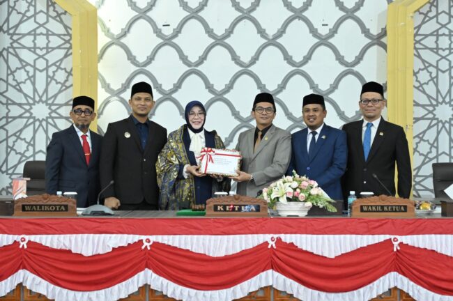 Wali Kota Banda Aceh Serahkan RKUA-PPAS Perubahan APBK 2026 ke DPRK