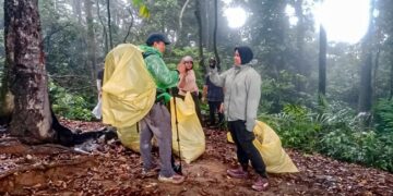 Gunung Bukan Tempat Sampah, Mapala Leuser USK dan HAkA Bersihkan Jalur Pendakian Seulawah