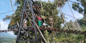 Babinsa dan Warga Gotong Royong Pasang Lantai Jembatan Gantung Perintis di Aceh Tenggara