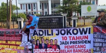 Sidang Roy Suryo dan Dokter Tifa, Pendukung Bentangkan Spanduk 'Adili Jokowi' di PN Jaktim